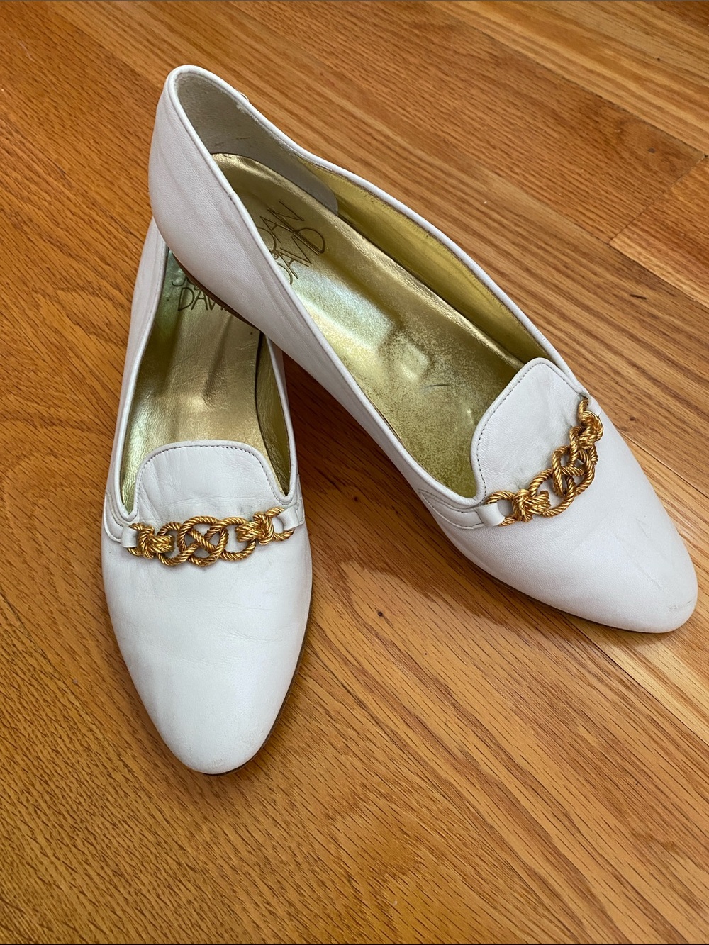 Joan & David White leather vintage Flats with Gold Chain size 10